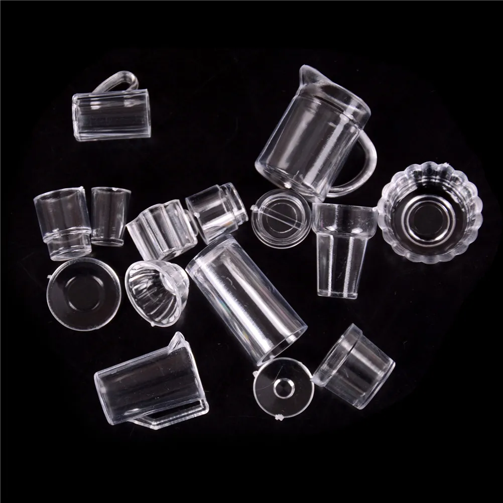 vasos y vasos de plástico sobre un fondo negro