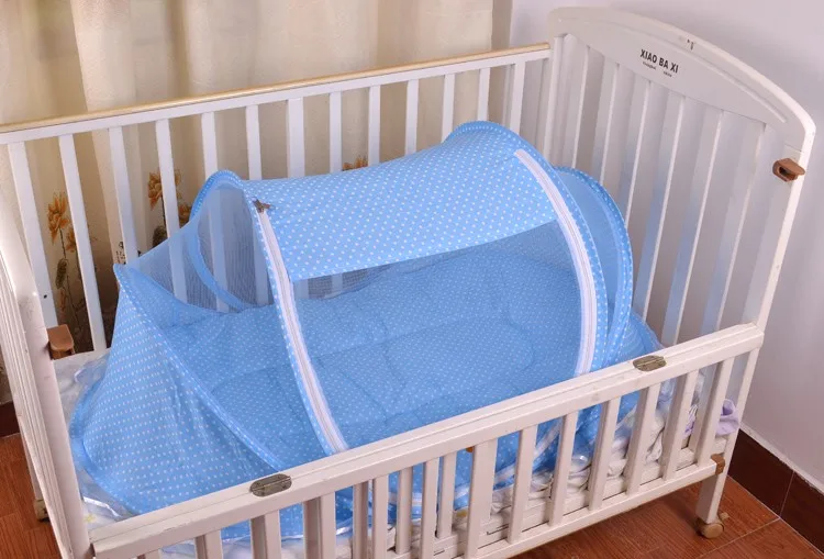 Una cuna de bebé con una manta azul y blanca
