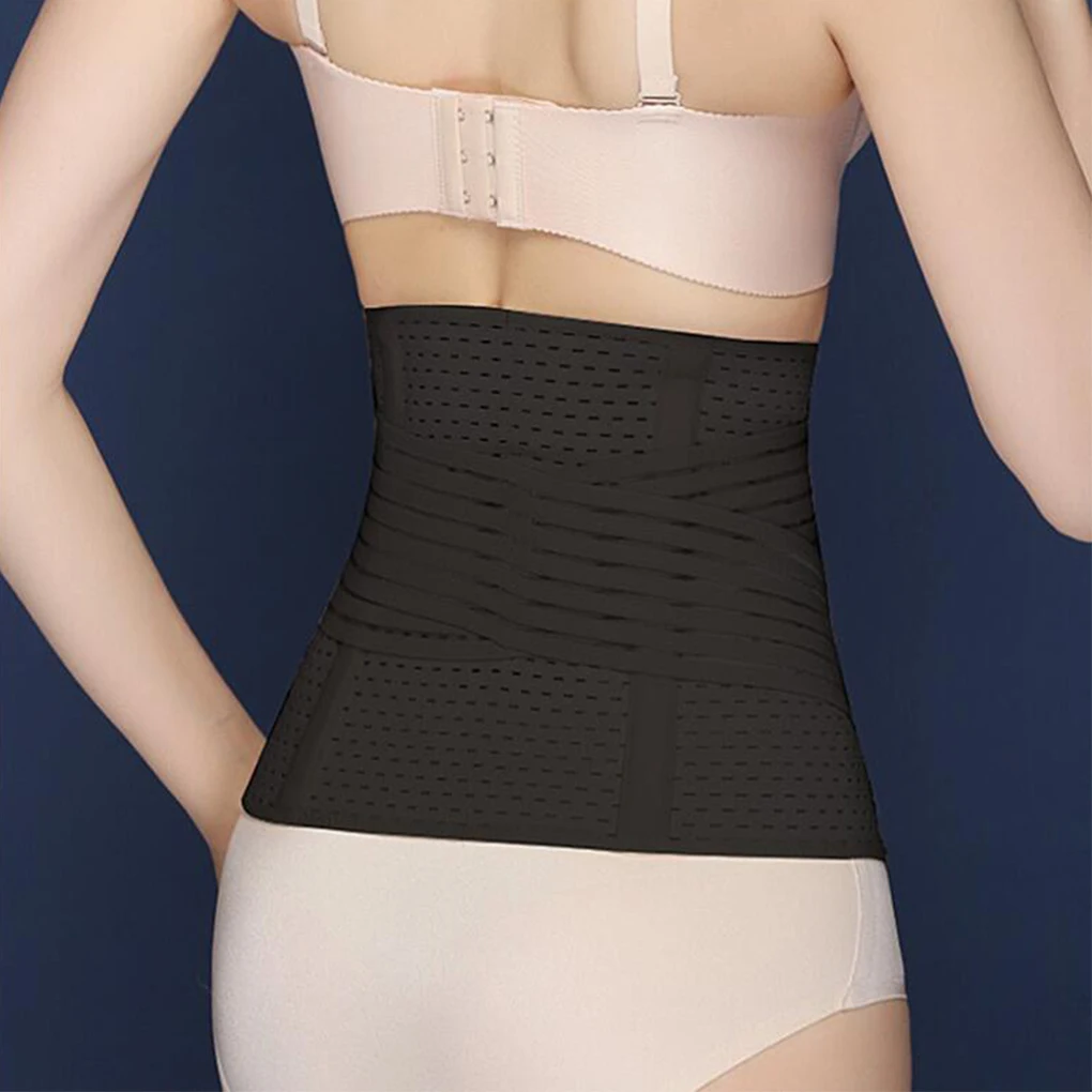 Una persona que lleva un entrenador de cintura o un corsé. Parece ser una prenda diseñada para dar forma a la cintura y brindar soporte, a menudo utilizada por moda o como parte de un régimen de ejercicios.