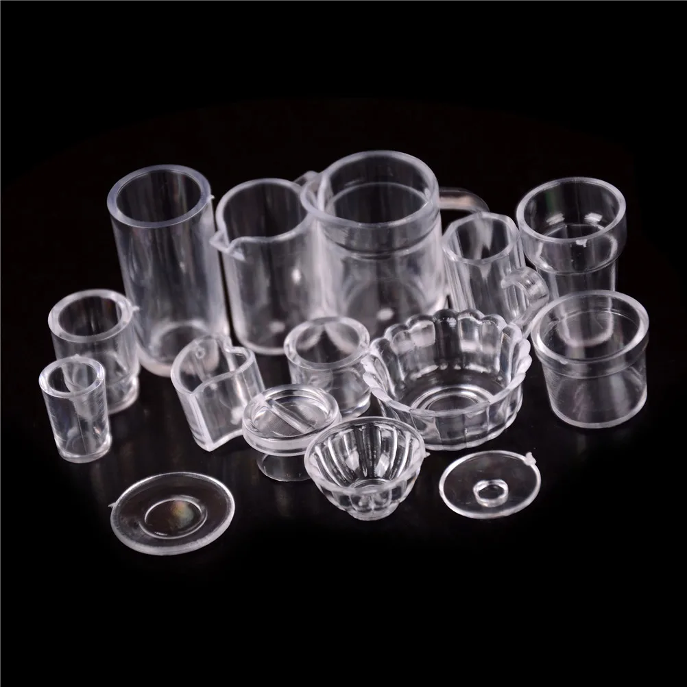 tazas de plástico y recipientes