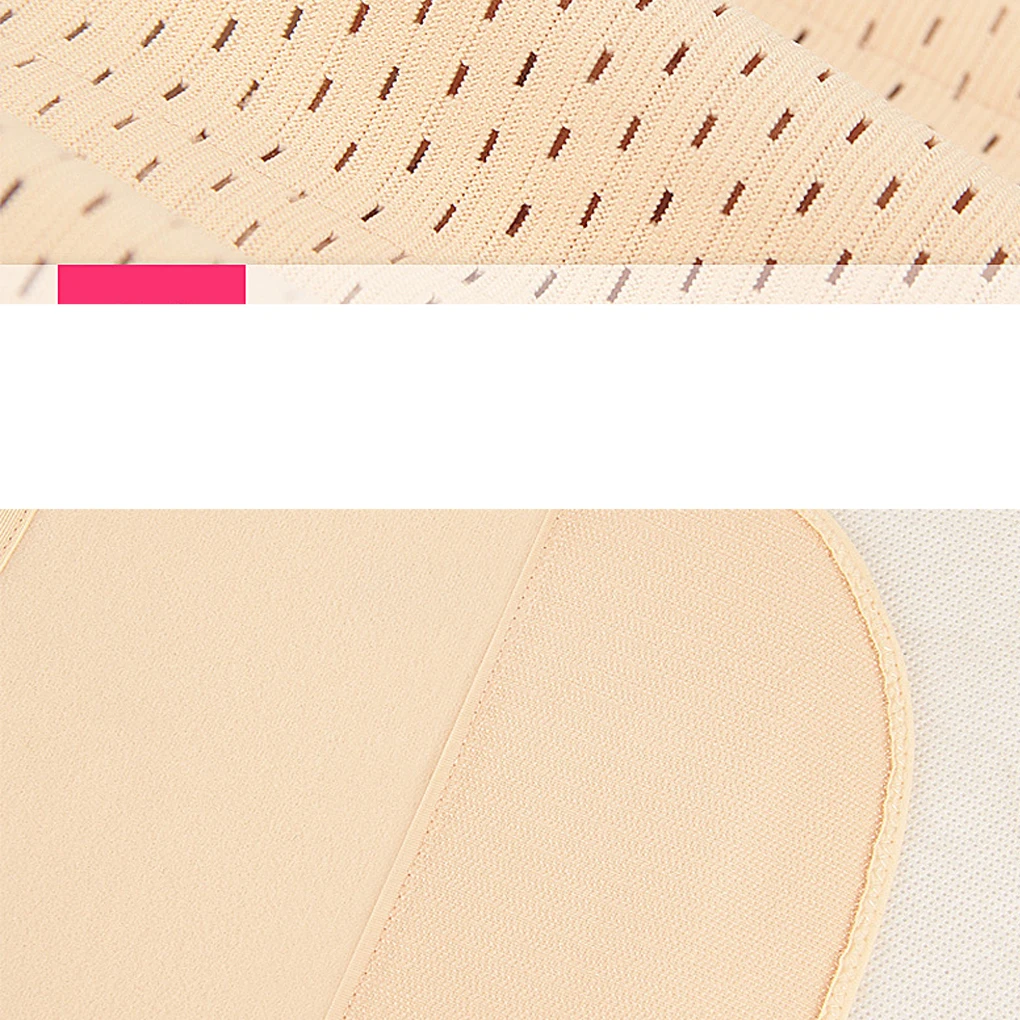 Un primer plano de una tela con un patrón que incluye una serie de líneas verticales y una textura punteada. La tela parece ser de un color beige claro o crema.