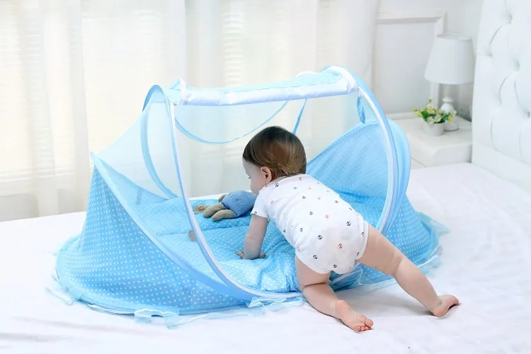 Un bebé está jugando con un juguete en la cama