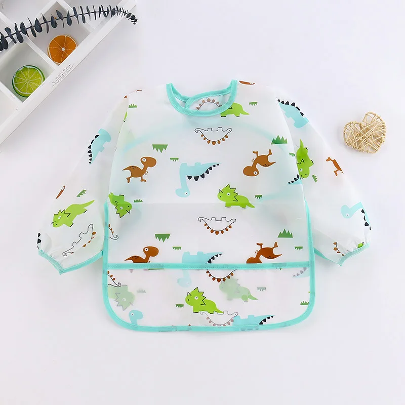 Un babero para bebés con un tema de dinosaurio