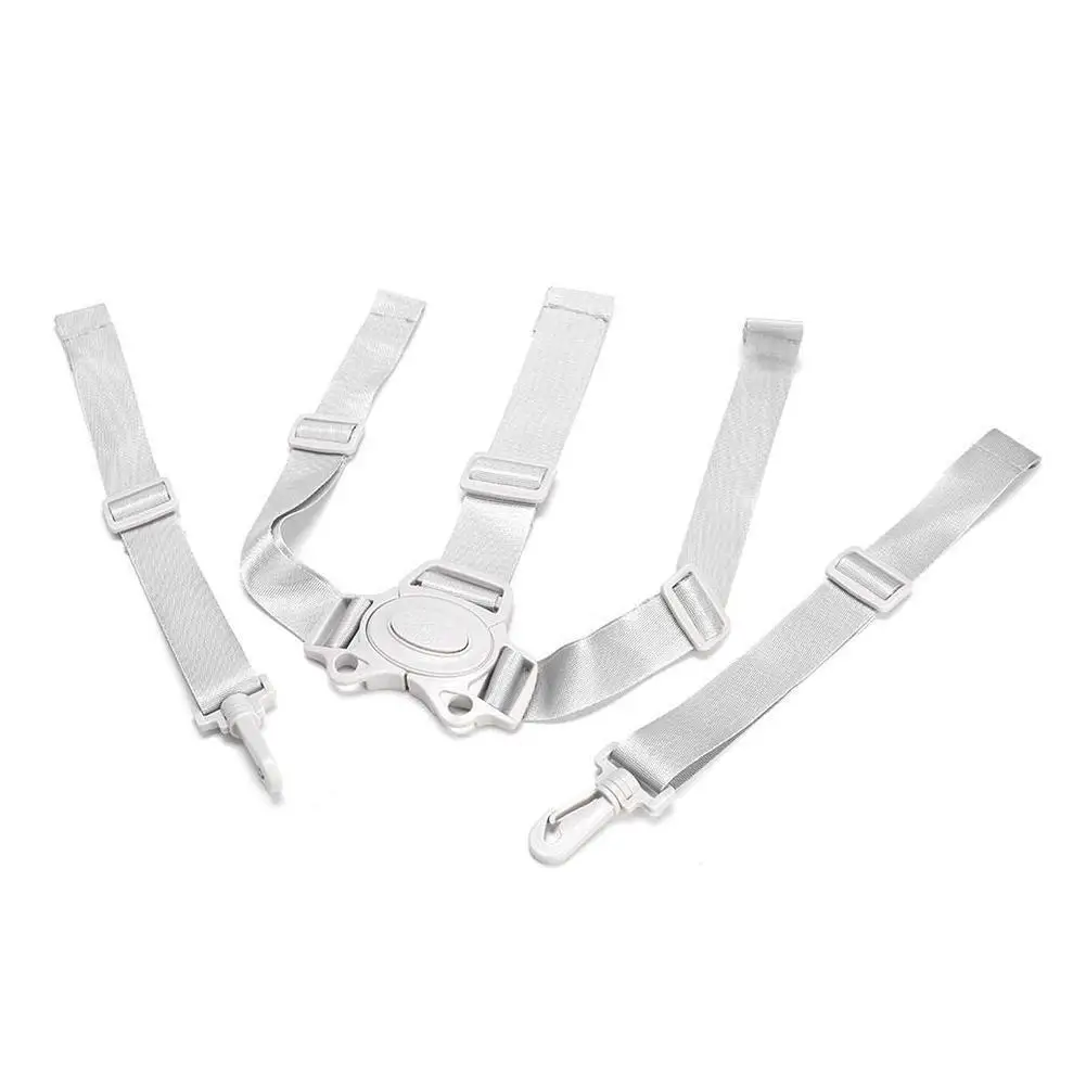 Un conjunto de componentes del cinturón de seguridad. Hay dos correas del cinturón de seguridad con hebillas de metal y una lengüeta de metal separada que se insertaría en la hebilla para asegurar el cinturón de seguridad. Estos componentes se utilizan normalmente en vehículos para sujetar a los pasajeros y están diseñados para ser ajustables y seguros.