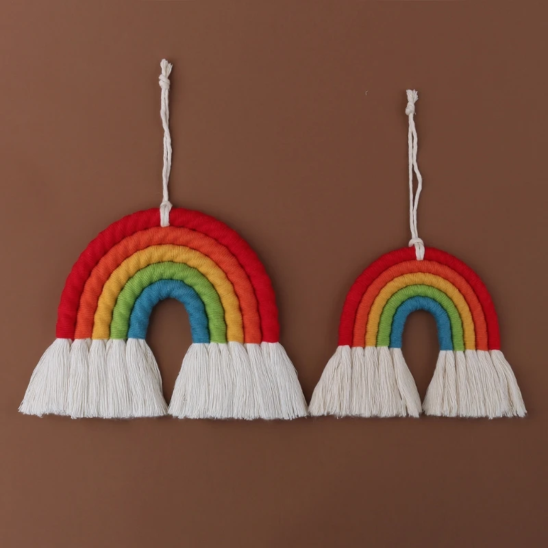 Adorno de macramé colgado en una pared decorada con estilo infantil