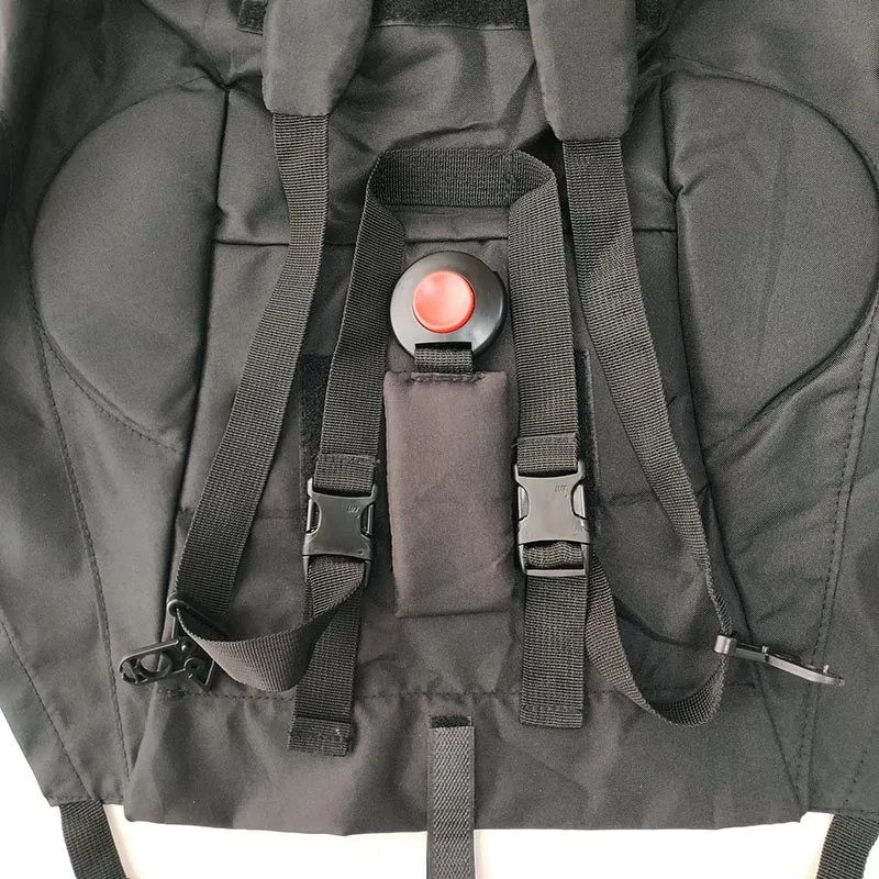Una mochila con un bolsillo exclusivo para un tubo de hidratación. El tubo se utiliza normalmente para transportar agua y forma parte de un sistema de hidratación que permite al usuario beber sin tener que sacar el tubo de la mochila.
