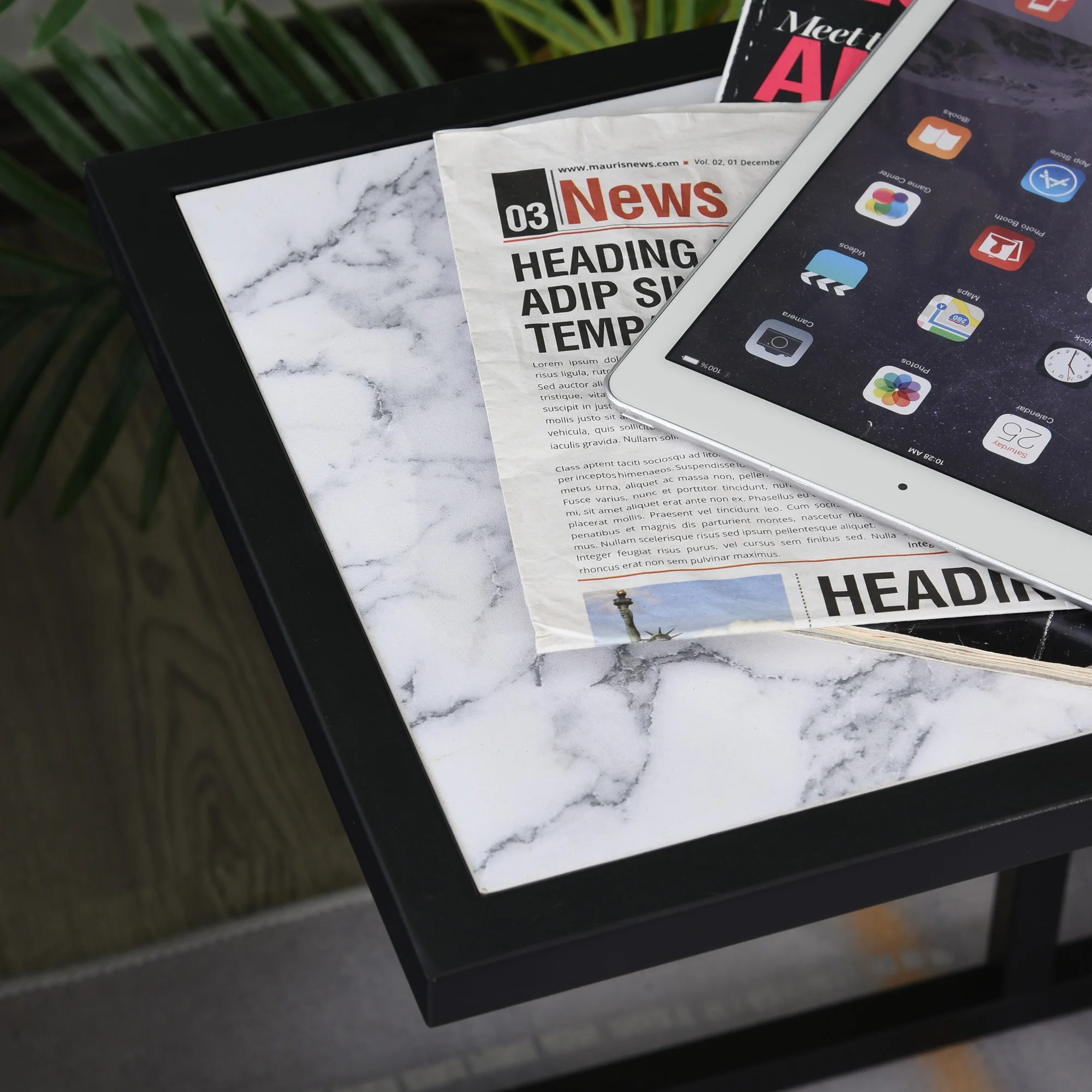 HOMCOM Mesa Lateral para Sofá Moderna Mesa Auxiliar con Superficie Imitación Mármol Ahorro de Espacio Metal 45x30x51,5 cm Blanco - imagen 5