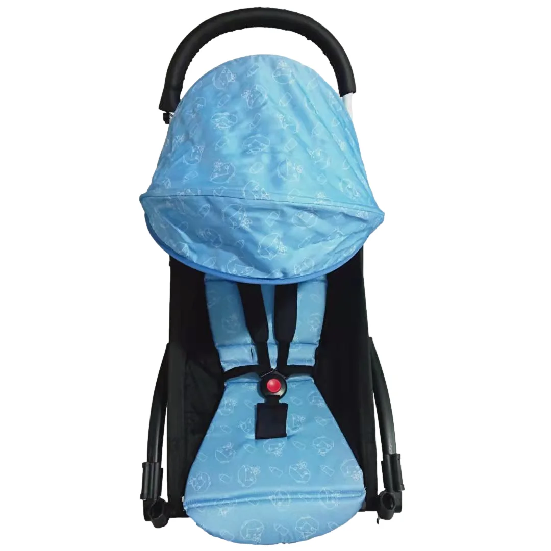 Un portabebés. Es un tipo de cabestrillo o fular diseñado para llevar a un bebé o a un niño pequeño en la espalda o el pecho del cuidador. Este portabebés en particular tiene una capucha que se puede usar para cubrir la cabeza del bebé para darle calor o sombra.