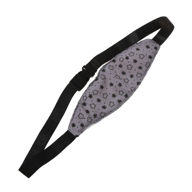 Diadema negra con tela estampada en el interior. El patrón parece ser una mezcla de estrellas y posiblemente algunas otras formas, y es de un color claro que contrasta con el negro de la diadema.