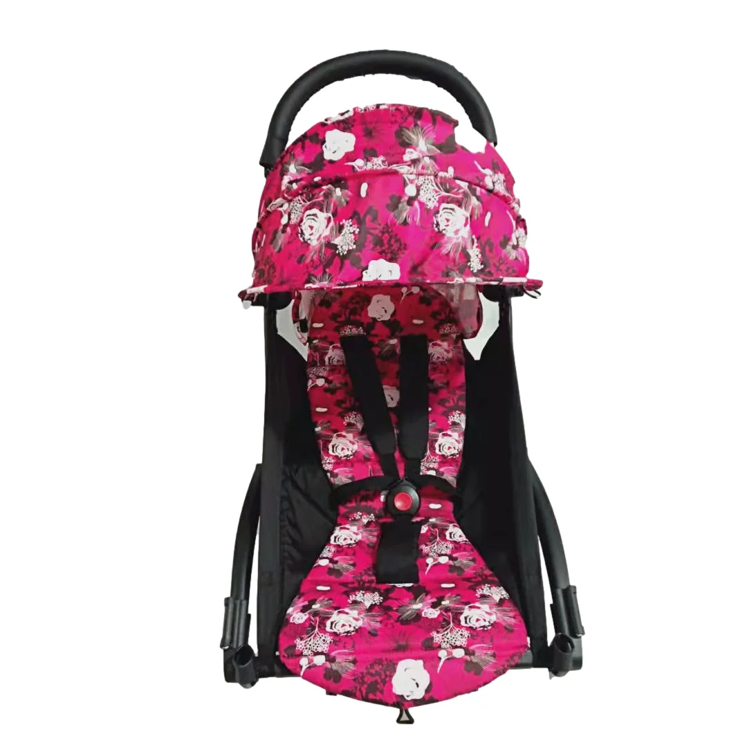 Mochila infantil con estampado floral. Tiene un asa negra en la parte superior para transportar y parece tener correas ajustables para usar en la espalda. La mochila tiene un bolsillo frontal visible y cierre de cremallera.