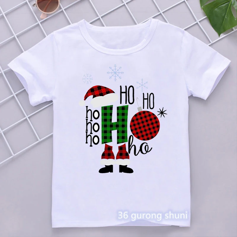 Una camiseta blanca con un diseño gráfico. El diseño presenta la frase Ho Ho Ho en una fuente divertida y estilizada.
