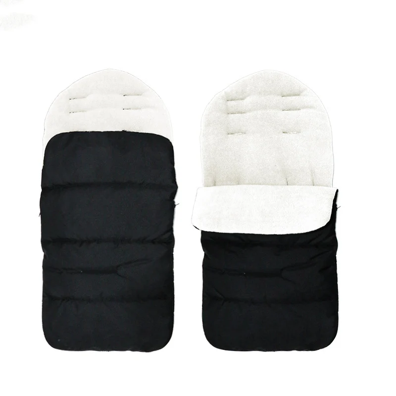 Un par de plantillas en blanco y negro. Parecen estar diseñados para calzado, con una base negra y una capa superior acolchada blanca que probablemente brinda comodidad y soporte.