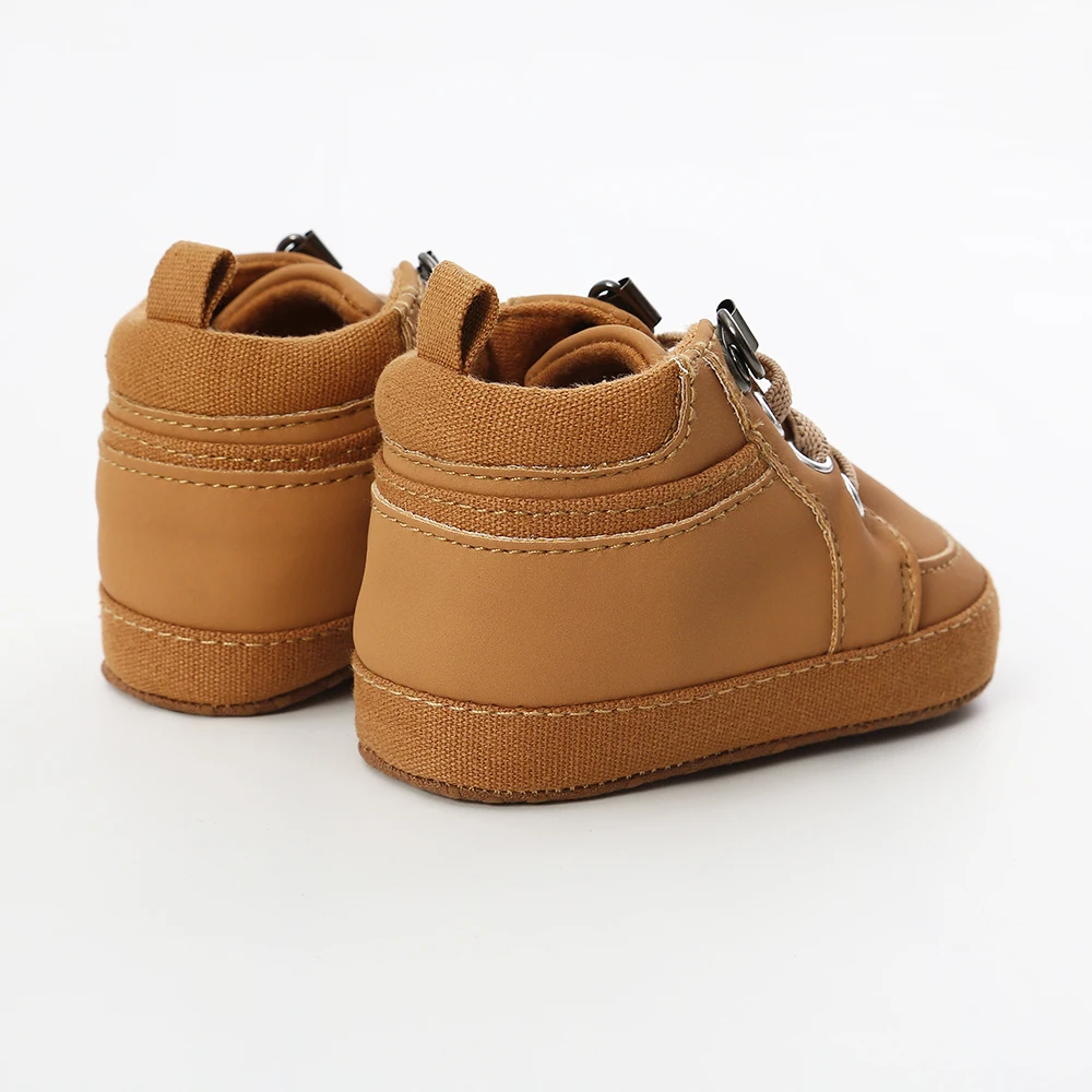 Un par de zapatos marrones con suela blanca