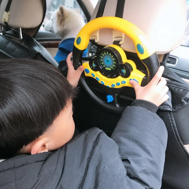 Un niño está jugando con un volante de juguete