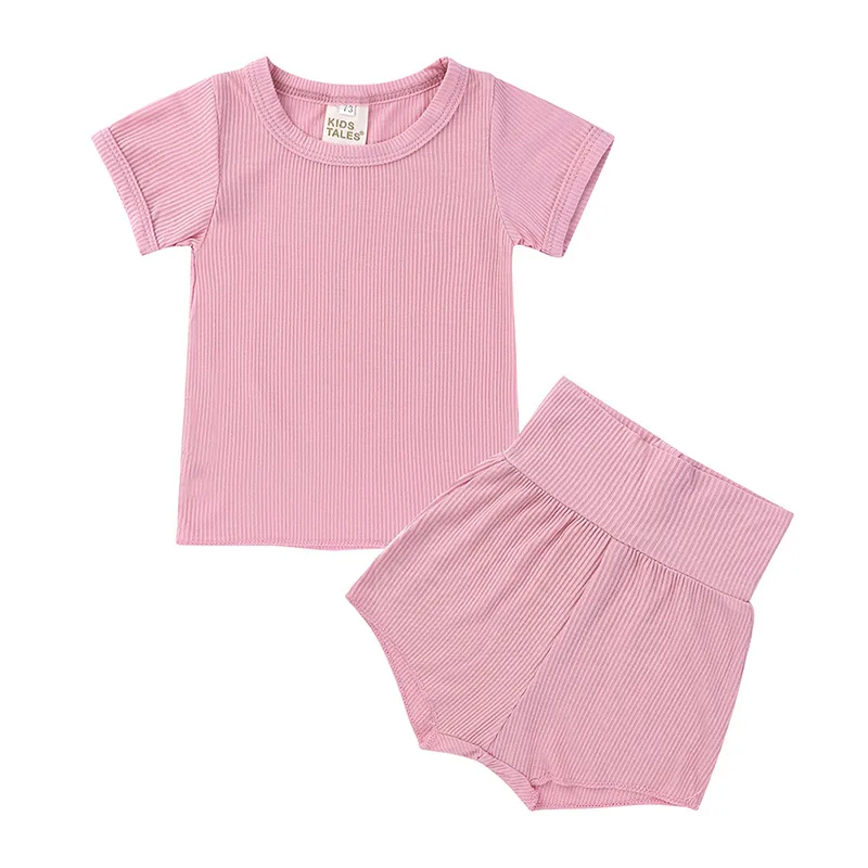 Un set de camisa y pantalones rosa