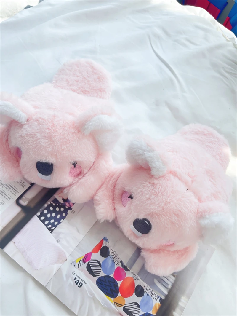 Dos animales de peluche rosa están sentados en una revista.