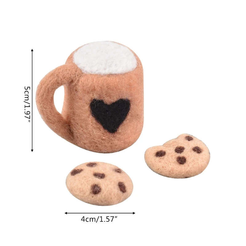 Un juguete de peluche diseñado para parecerse a una jarra de cerveza con una tapa de espuma. Es una simpática representación caricaturesca y va acompañada de una pequeña galleta de peluche con chispas de chocolate.