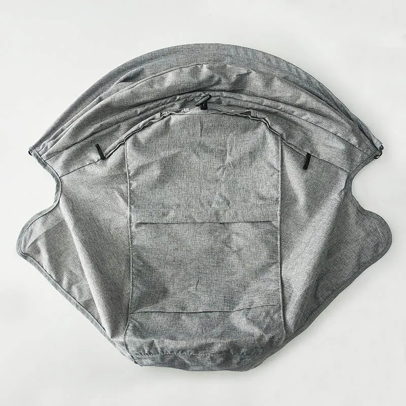 Un artículo de tela gris, liviano y posiblemente resistente al agua que parece ser una bolsa o un bolso pequeño. Tiene un cierre de cremallera y una solapa que se puede doblar en la parte superior para asegurar el contenido en el interior.