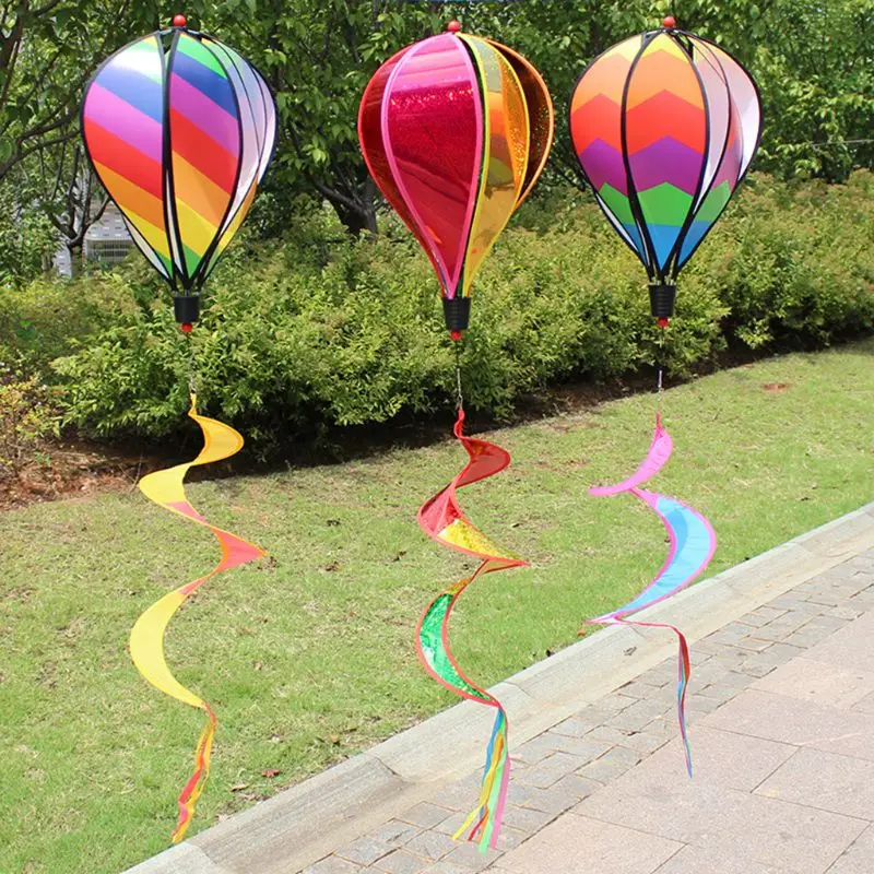 Tres cometas coloridas están volando en el aire