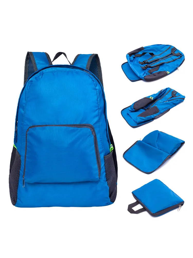 Una mochila azul con algunos artículos adicionales. La mochila parece tener un compartimento principal, un bolsillo frontal y posiblemente algunos bolsillos laterales o correas. También hay dos bolsitas o bolsos azules que parecen estar diseñados para llevar objetos más pequeños, como aparatos electrónicos o artículos de tocador.