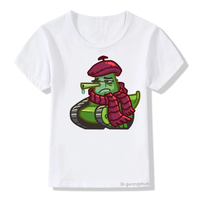 Una camiseta blanca con un diseño gráfico impreso. El diseño presenta un personaje estilo dibujos animados que parece ser una criatura verde con una expresión triste o cansada.