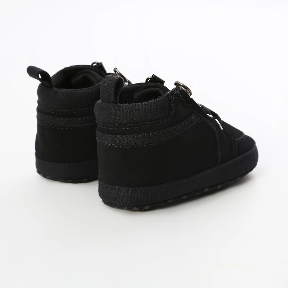 Un par de zapatos negros con suela blanca