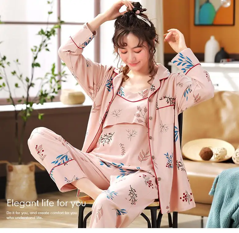 Una mujer con un pijama rosa con un diseño azul