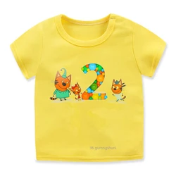 Camiseta infantil con gatitos estampados para el verano