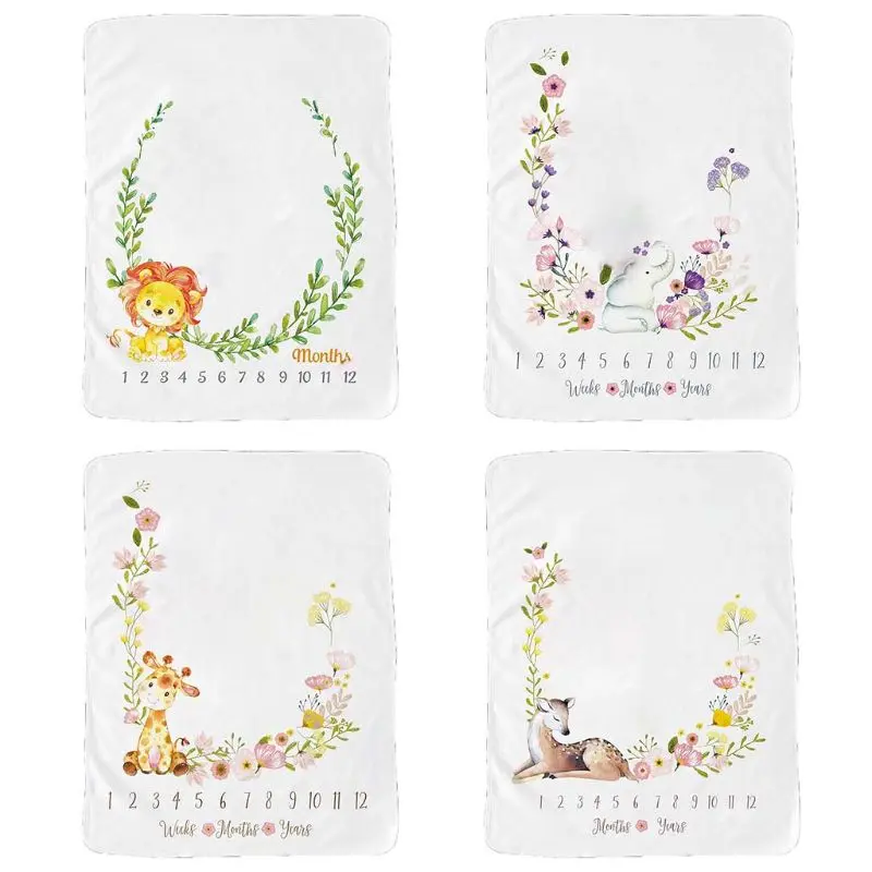 Un juego de cuatro paños o servilletas cuadrados de color blanco con una cenefa decorativa. Cada tela presenta un diseño floral y animal diferente, y están adornadas con los números del 1 al 12, lo que sugiere que podrían usarse como manteles individuales o servilletas para un calendario de todo el año.