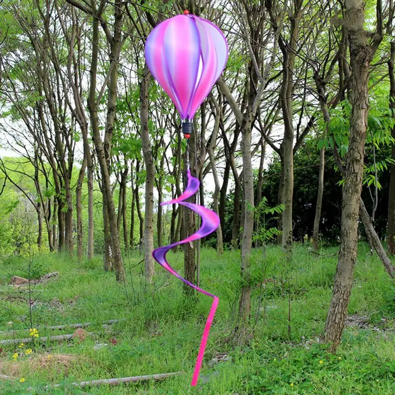 Un globo rosa y morado está volando en el aire