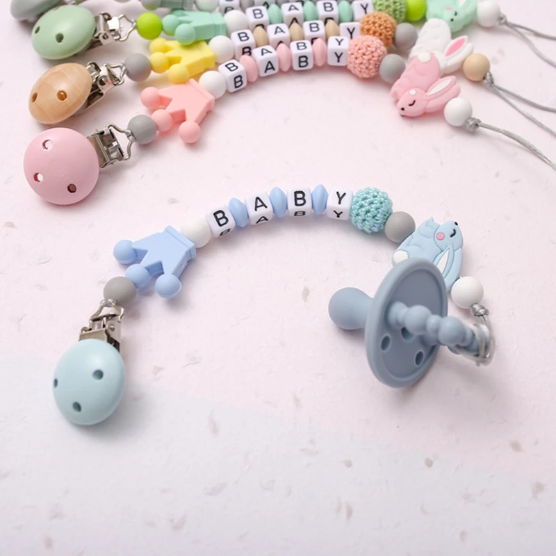 Un chupete de bebé y un brazalete de bebé con la palabra bebé