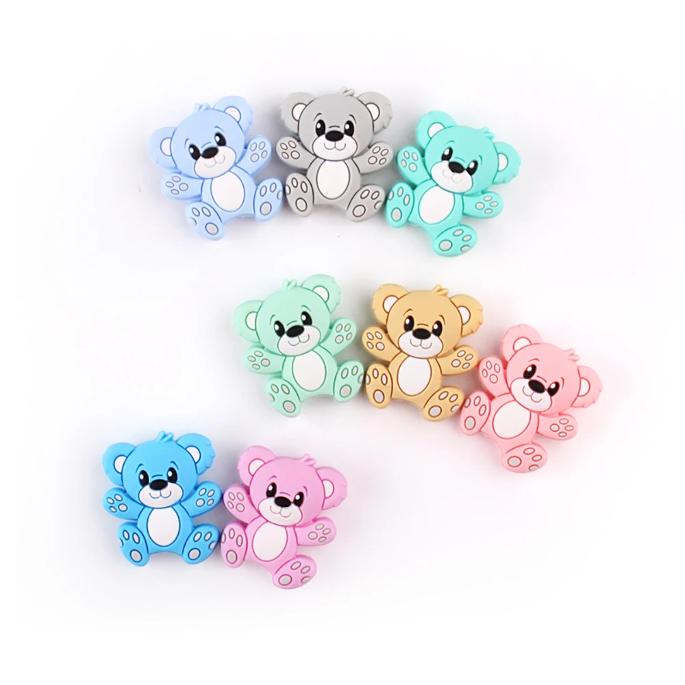 Una colección de seis pequeños y coloridos llaveros de ositos de peluche. Vienen en varios colores: azul, gris, verde azulado, amarillo, rosa y un azul más oscuro. Cada oso tiene una cara amigable y está diseñado con una apariencia simple y linda.