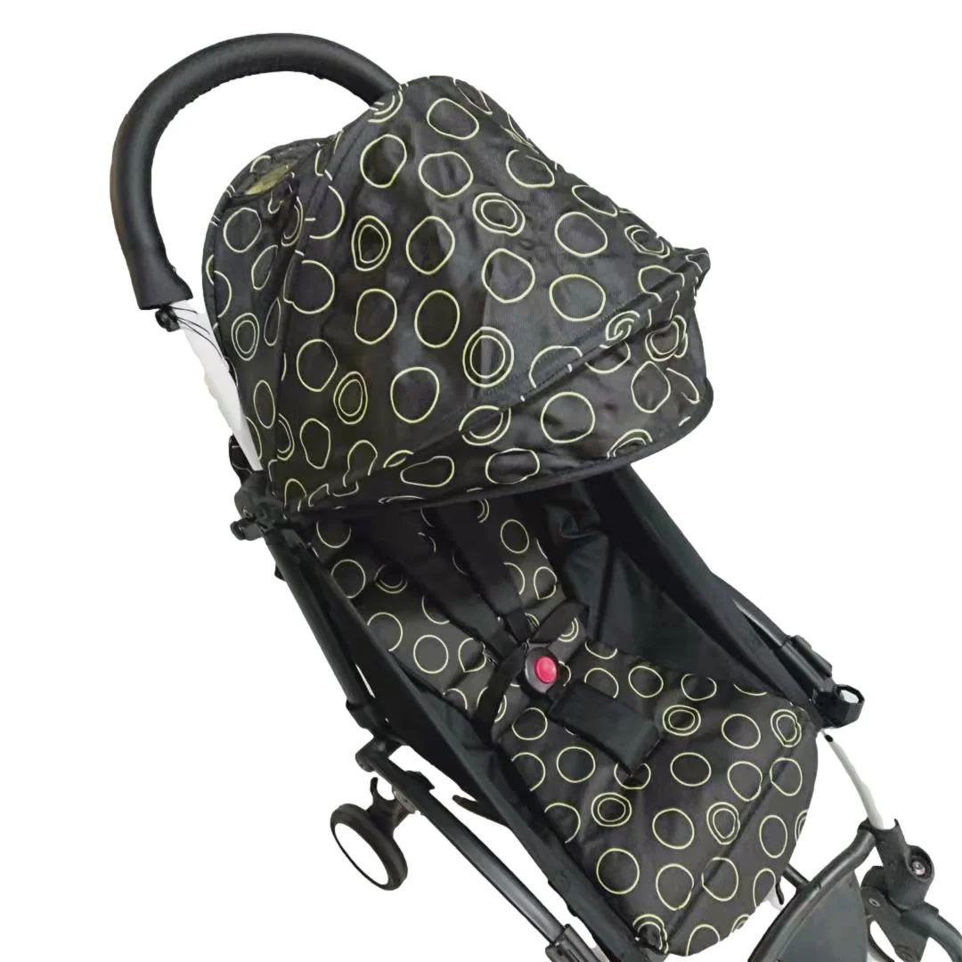 Vista lateral del cochecito con el parasol y el cojín colocados