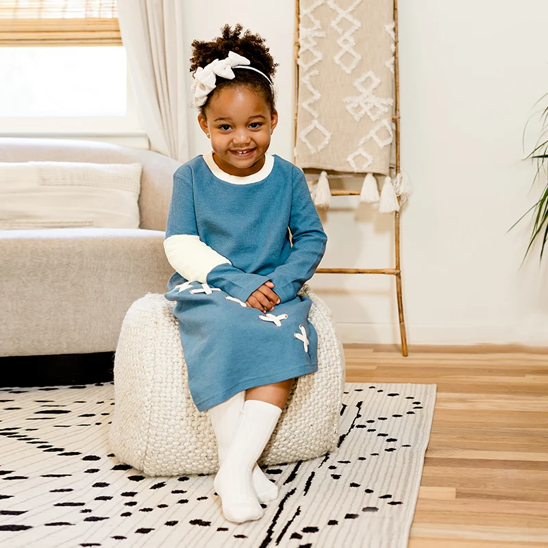 Vestido de punto de gofres para niñas, conjunto de manga larga con parche de piel en contraste, ropa de invierno con cordón, conjunto familiar - imagen 2