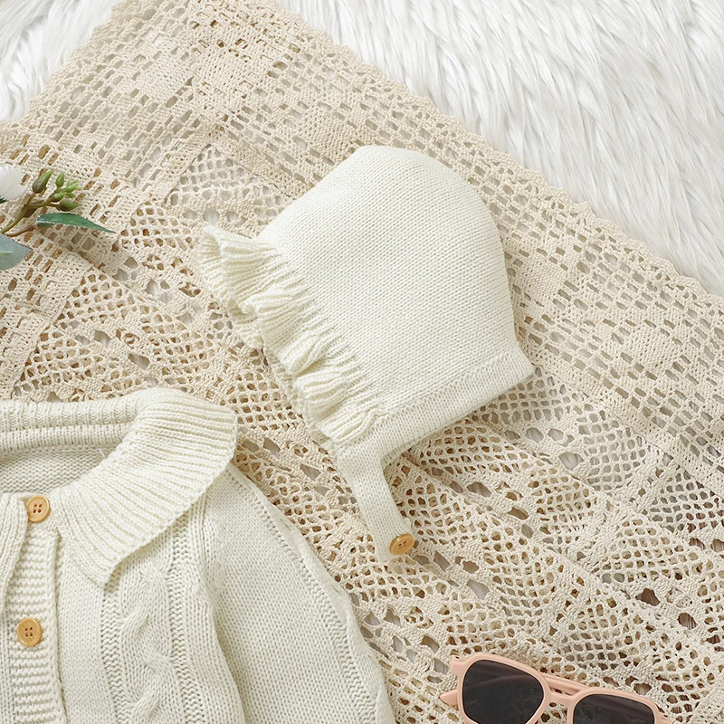 Peleles de invierno beige en punto para niñas con sombrero incluido - imagen 3