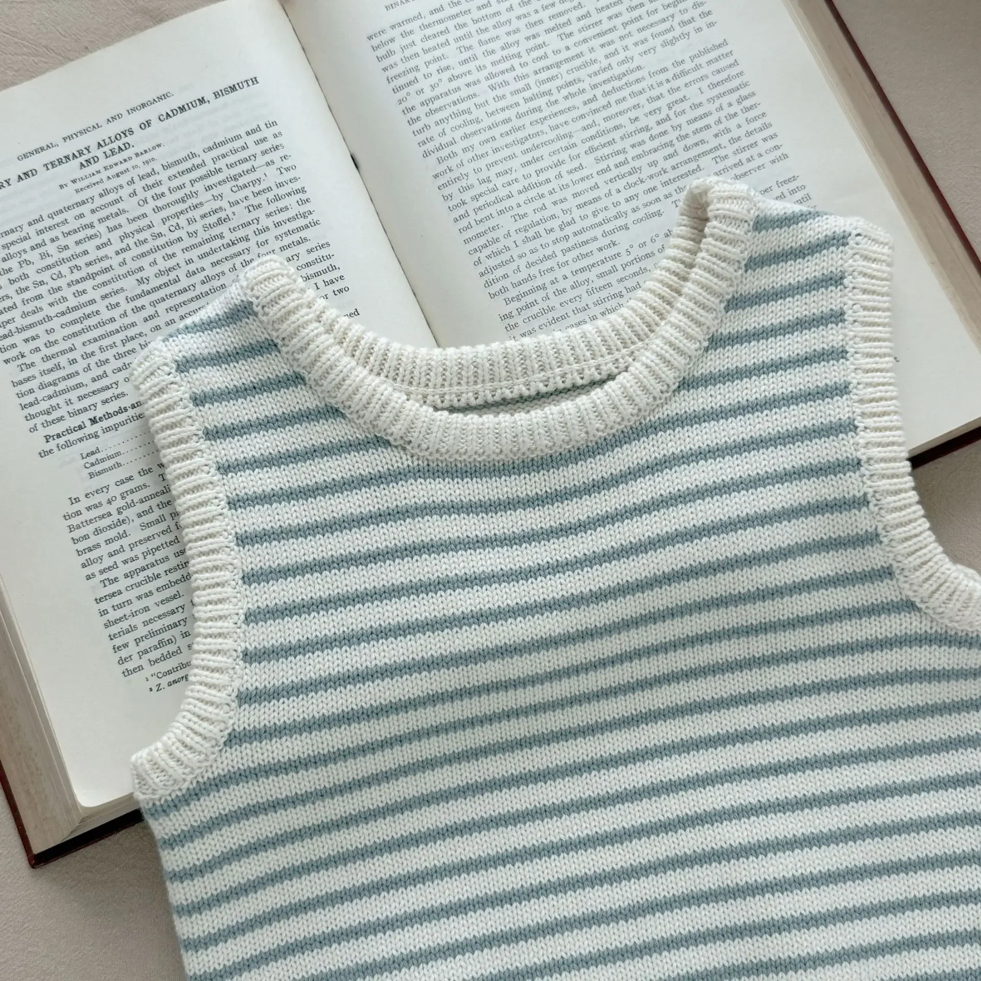 Chaleco de niña a rayas azul tejido – Cuello redondo clásico - imagen 4