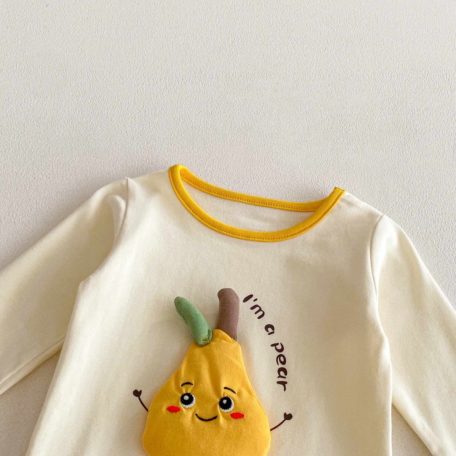 Mono bebé primavera con estampado de pera para niña