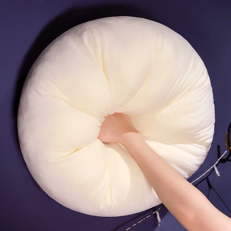 Cojín de peluche con moño – Decoración suave infantil