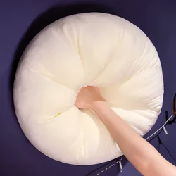 Cojín de peluche con moño – Decoración suave infantil