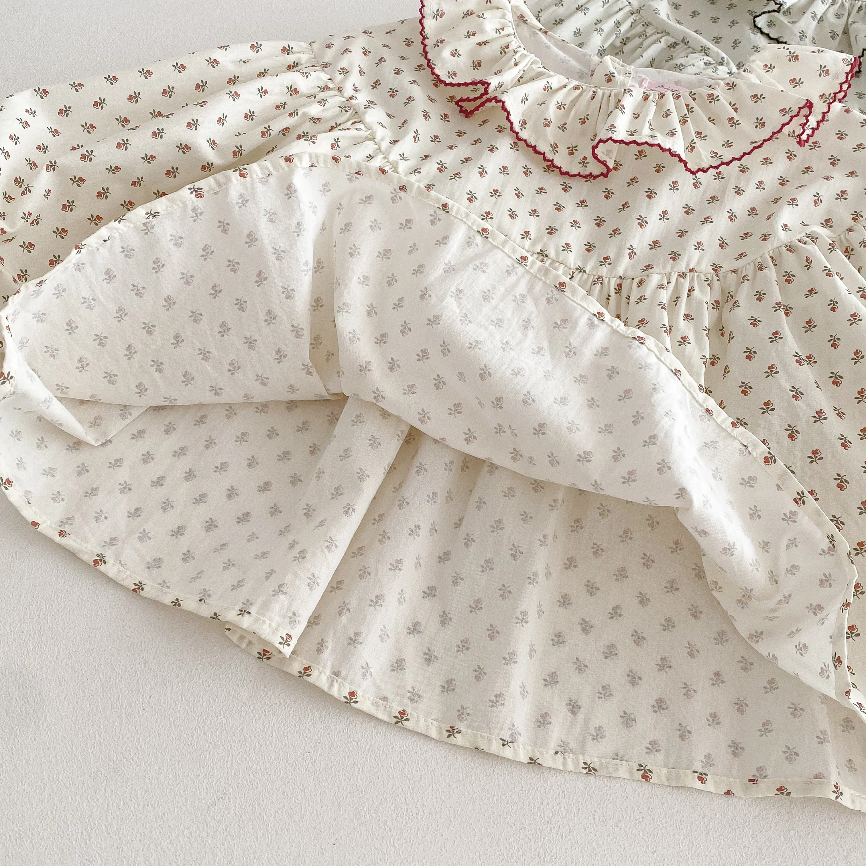 Blusa floral de algodón para niña – Mangas acampanadas y cuello encaje - imagen 3
