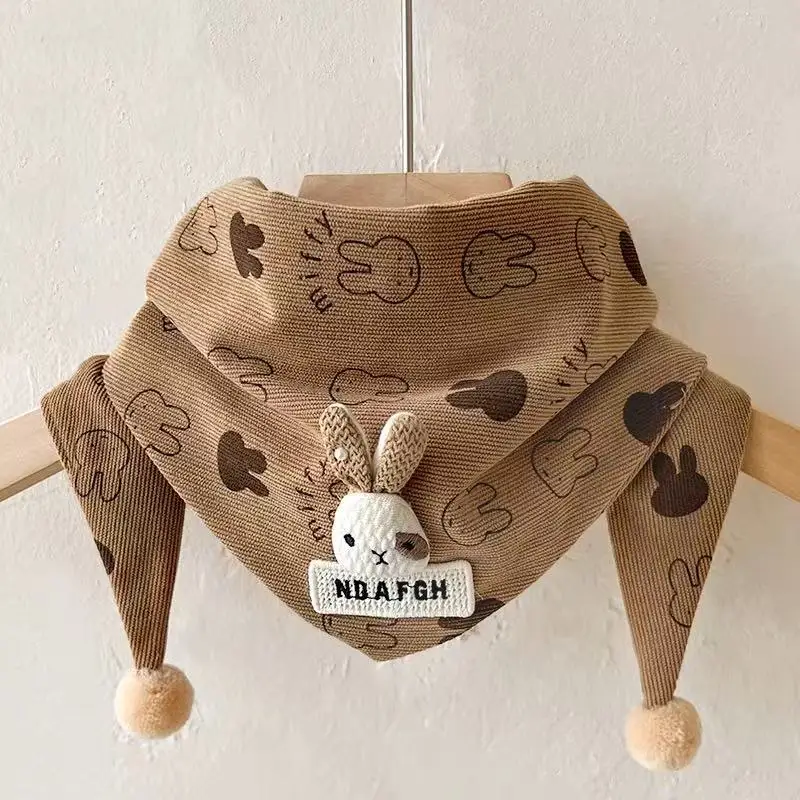 Bufanda triangular infantil con diseño de conejito