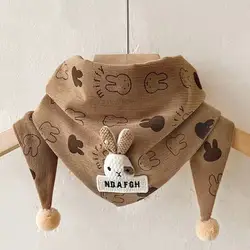 Bufanda triangular infantil con diseño de conejito