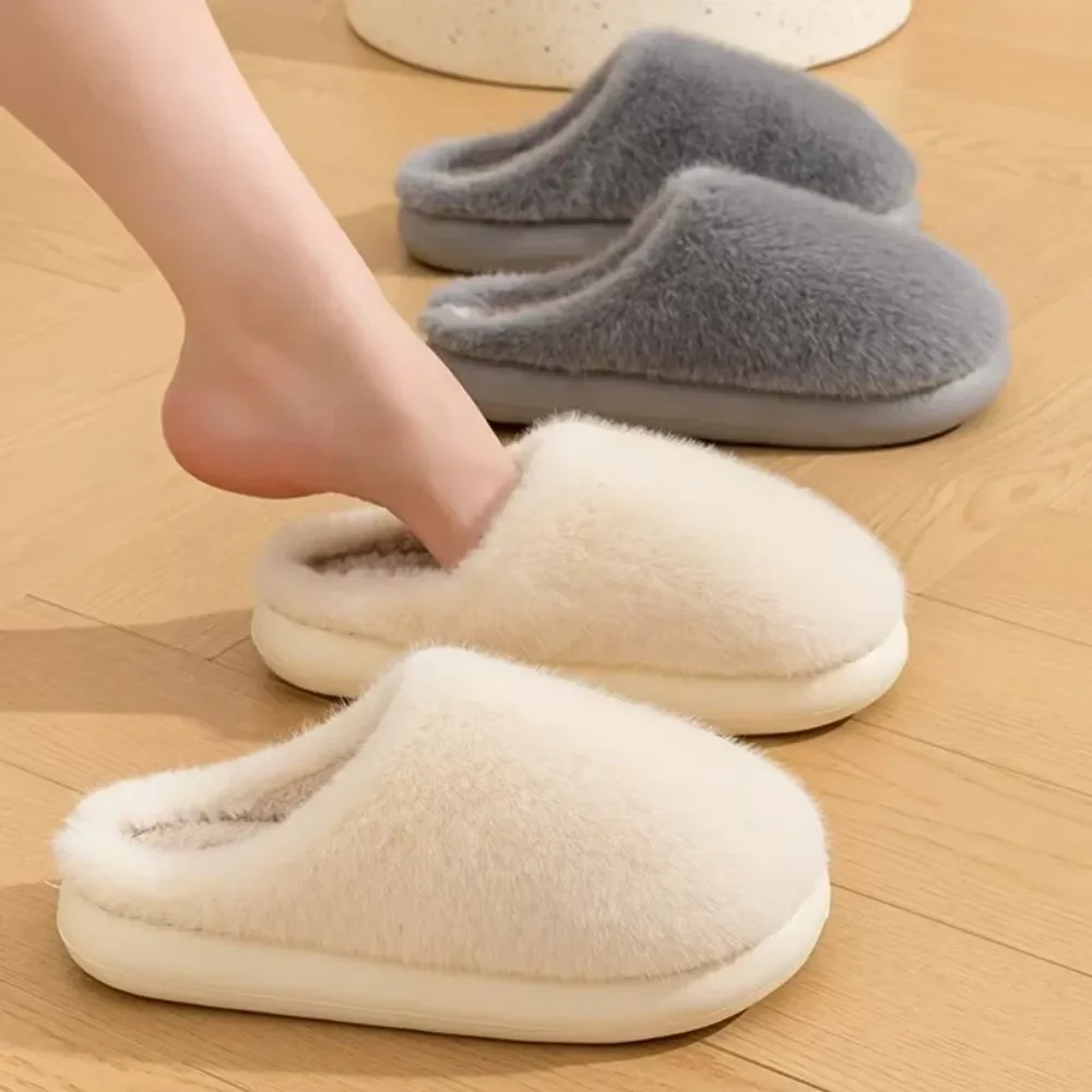 Nuevas zapatillas cálidas de piel sintética para el hogar de invierno, zapatillas de algodón cálidas antideslizantes, suela gruesa, zapatos de casa suaves y acogedores para mujeres y hombres