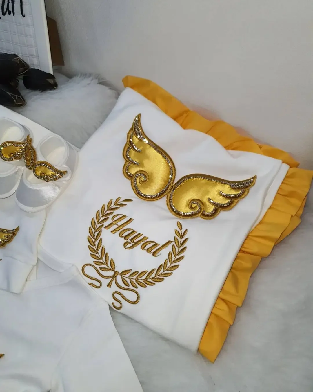 Dollbling, 10 Uds., trajes con alas, cualquier nombre, conjunto de regalo personalizado con bordado de madera dulce, pijamas para bebé, sombrero, vestido Ceremonial de bienvenida a casa - imagen 4