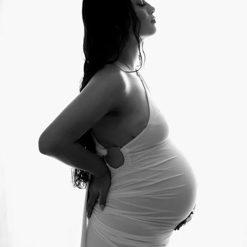 Vestido de seda embarazo elegante fotografía maternidad