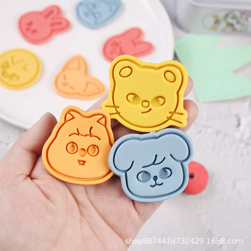 1/8 Uds. Herramienta bonita para galletas de Anime SKZ ooed accesorios de panadería de dibujos animados moldes creativos para galletas molde para hornear suministros de cocina regalos 2024 - imagen 2
