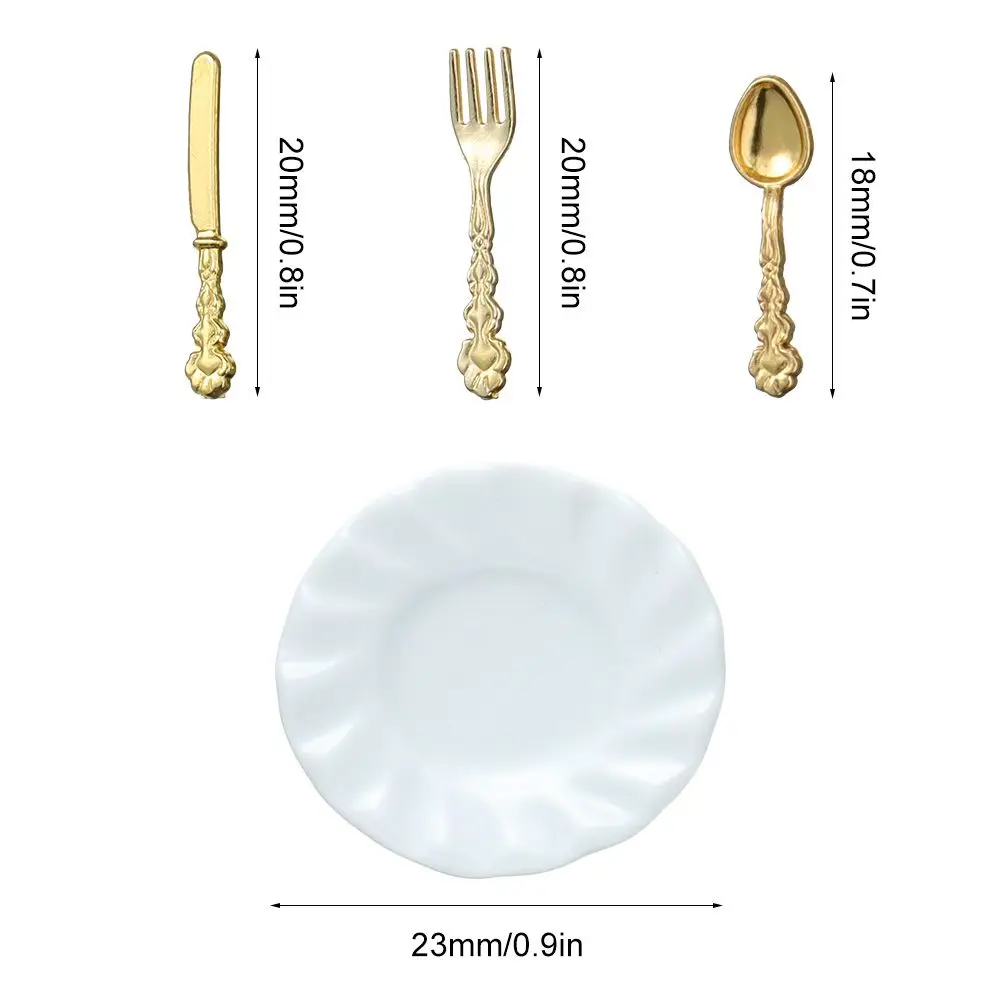 Un plato blanco con un tenedor y una cuchara