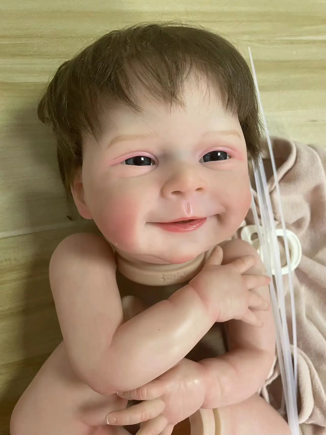 Una muñeca con una sonrisa en su rostro