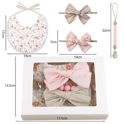 Set floral para bebé: babero, diadema y clip chupete