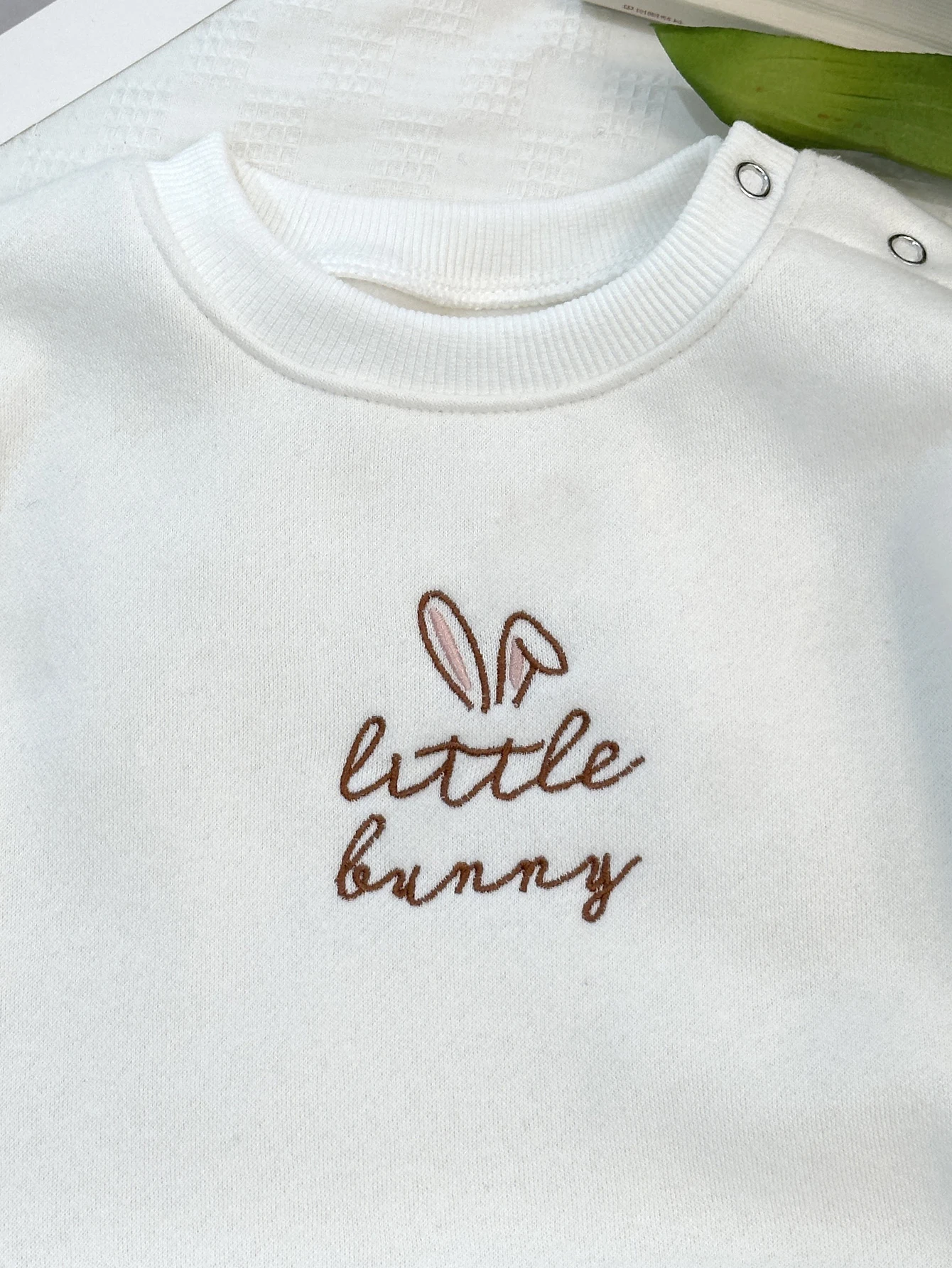 Mameluco de invierno de felpa de manga larga para bebé neutro bordado con letras Little Bunny - imagen 5